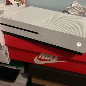 Xbox for sale no remote just cables